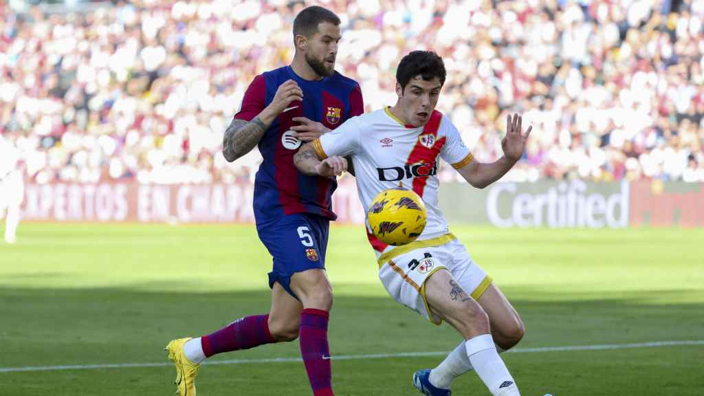 Iñigo Martínez presiona a Camello, del Rayo