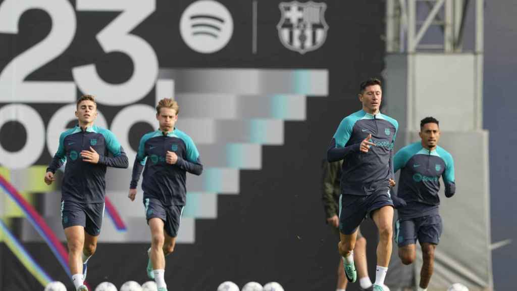 Robert Lewandowski y otros futbolistas del Barça se entrenan en la Ciutat Esportiva