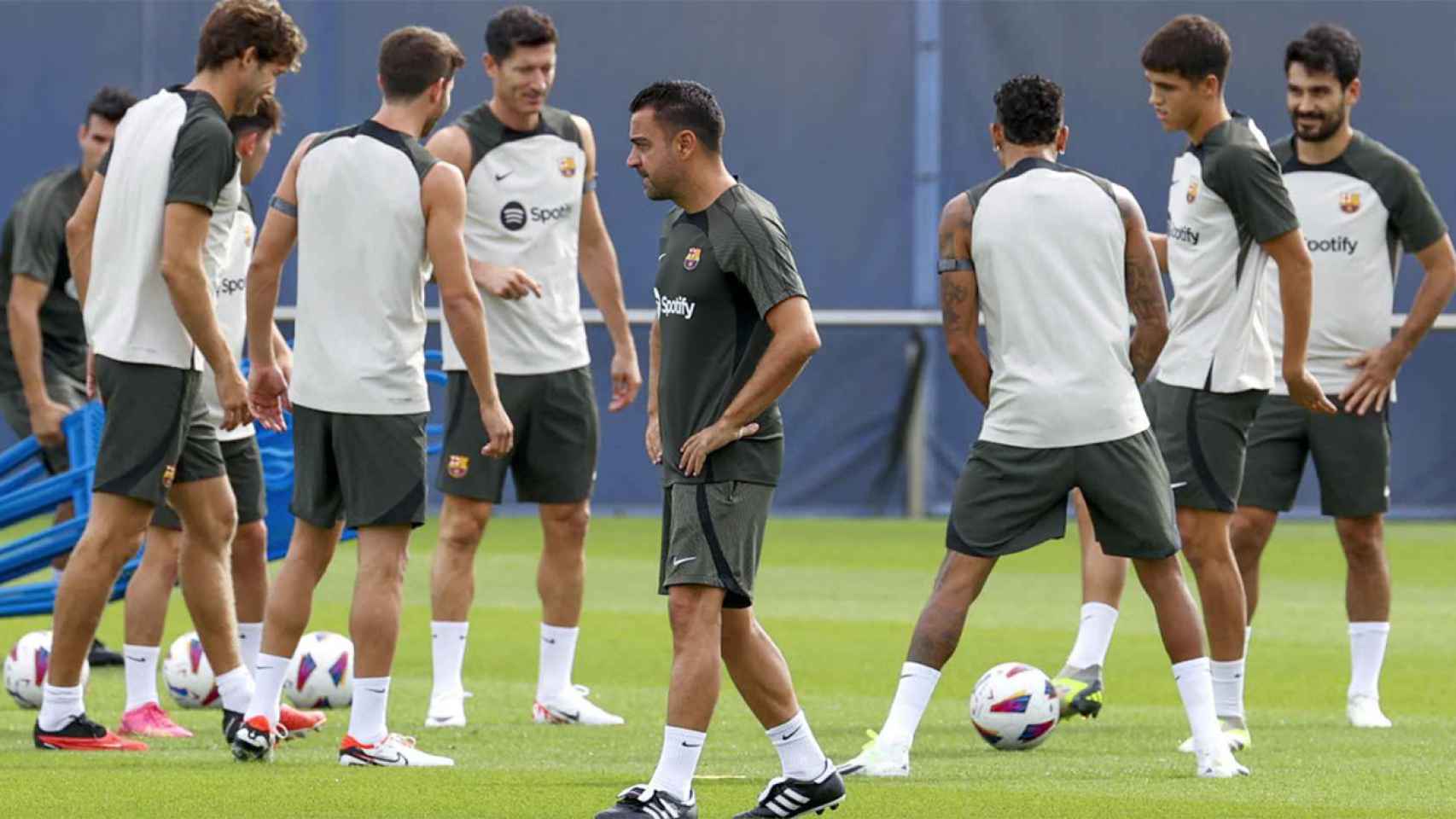 Los jugadores del Barça y Xavi, durante un entrenamiento