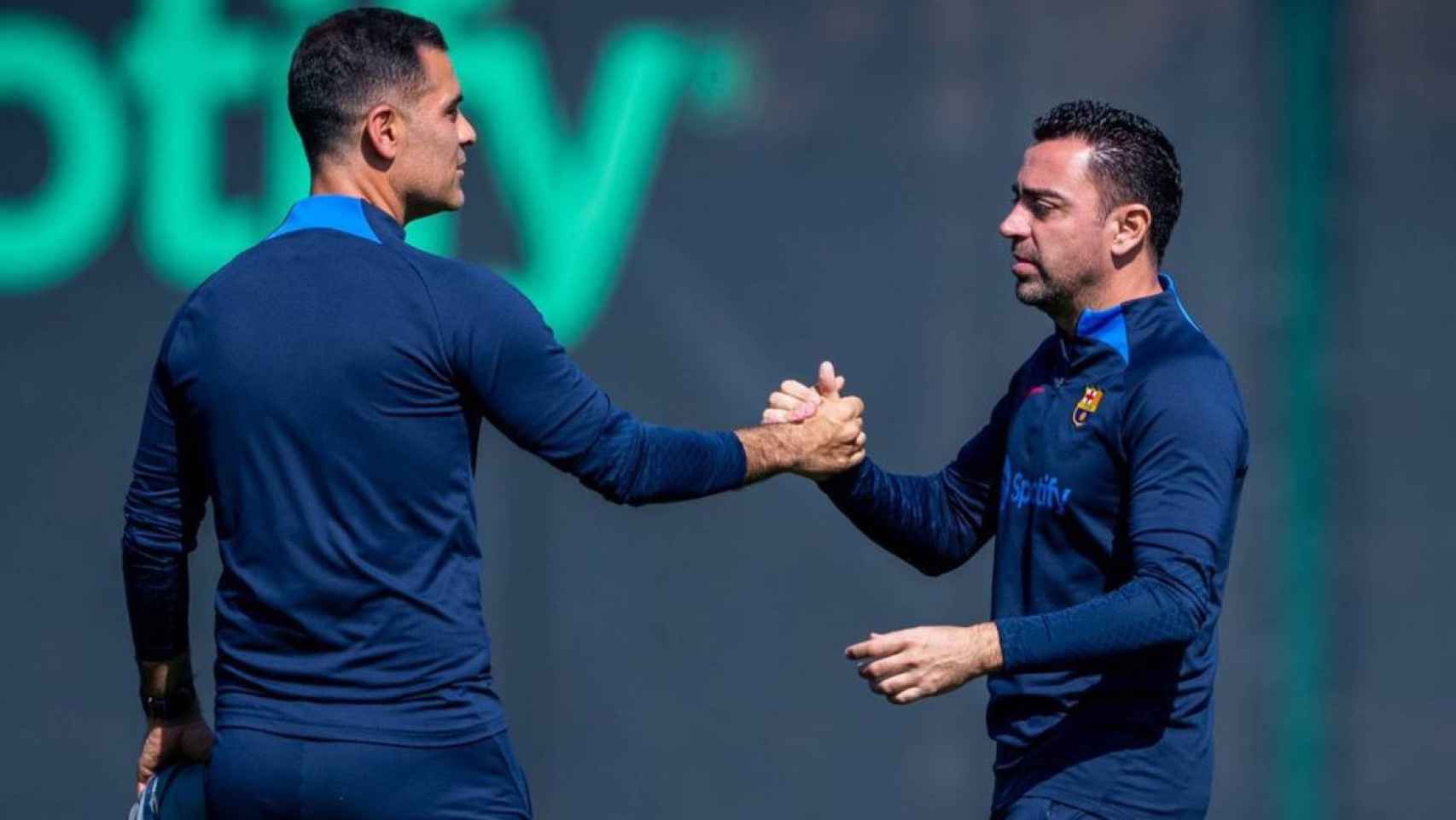 Xavi Hernández saluda a Rafa Márquez en un entrenamiento del Barça