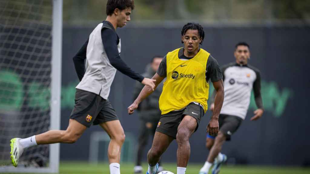 Joao Félix y Jules Koundé, en el entrenamiento del Barça previo al partido contra el Oporto