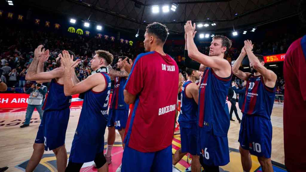 Los jugadores del Barça aplauden a la afición en el Palau