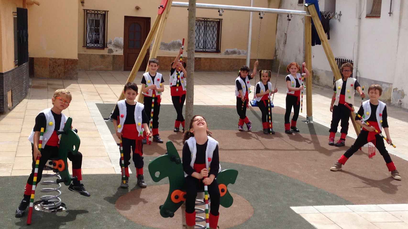 Niños disfrazados en la Fiesta Mayor en Puigdalba