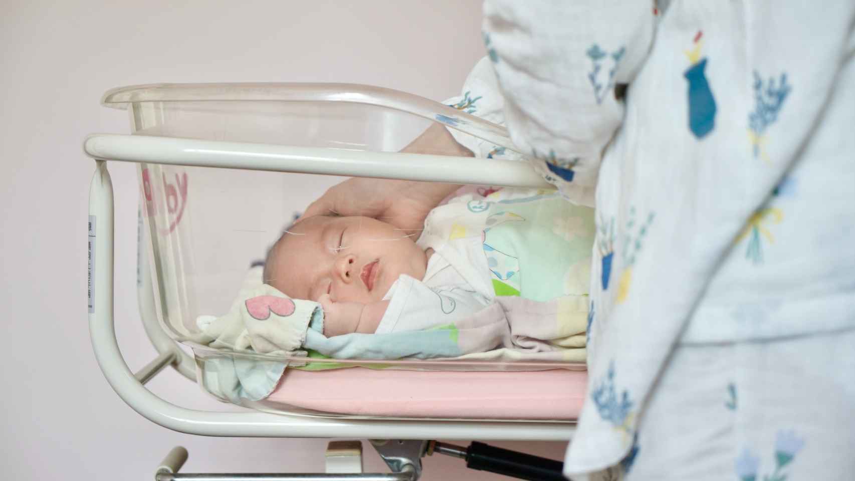 Un bebé ingresado en un hospital