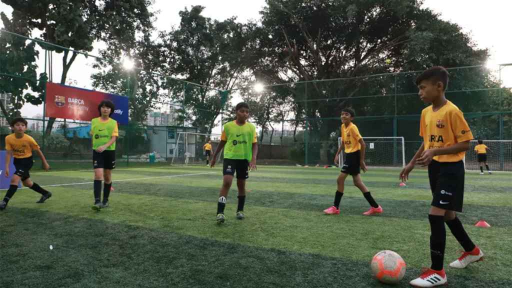 Varios niños de la Barça Academy de Nueva Delhi, en la India