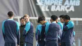 Los jugadores del Barça, durante un entrenamiento previo al partido ante el Oporto