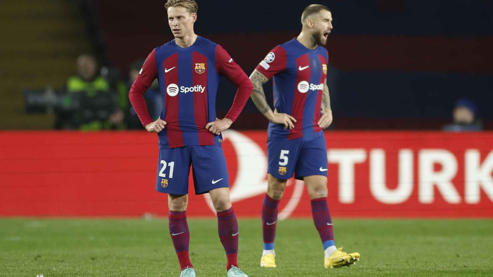 Frenkie de Jong e Iñigo Martínez se lamentan por el gol del Oporto