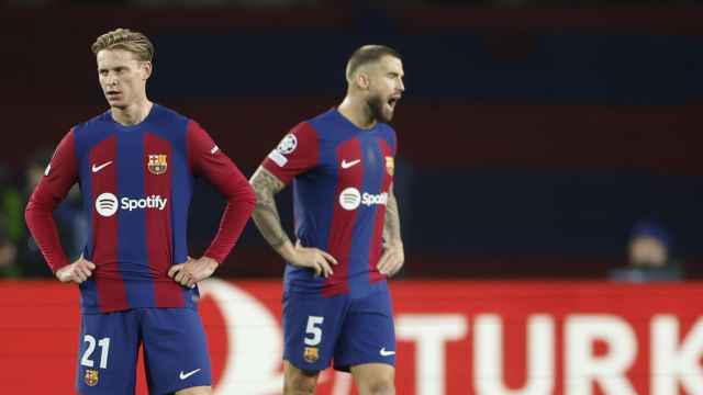 Frenkie de Jong e Iñigo Martínez se lamentan por el gol del Oporto