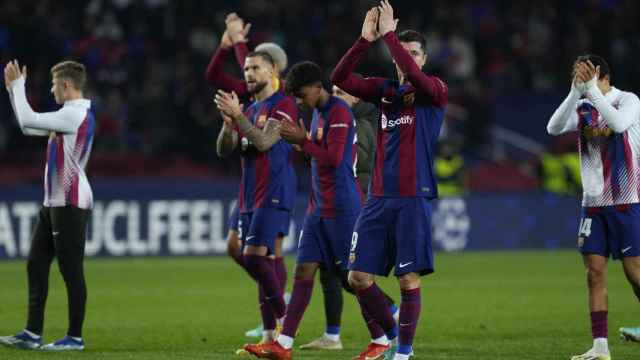 Los jugadores del Barça agradecen el apoyo al estadi Olímpic de Montjuïc tras ganar al Oporto