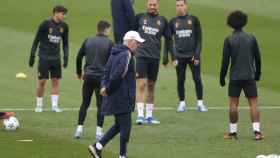 Carlo Ancelotti y sus jugadores, durante un entrenamiento del Real Madrid