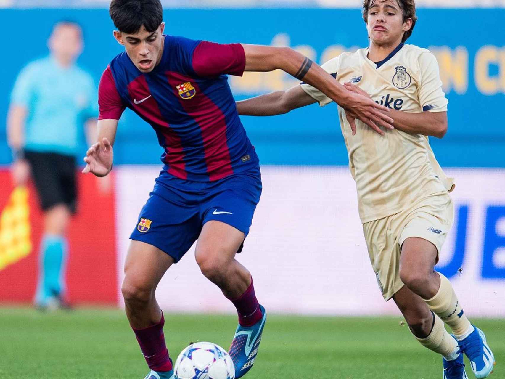 Marc Bernal conduce el balón en el Barça-Oporto de UEFA Youth League