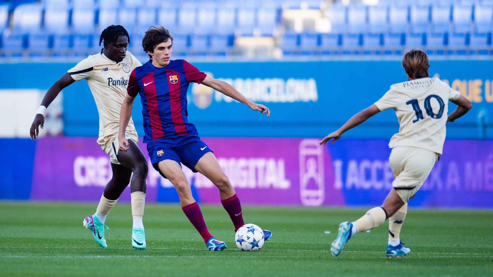 Andrés Cuenca saca el balón jugado en el Barça-Oporto de UEFA Youth League