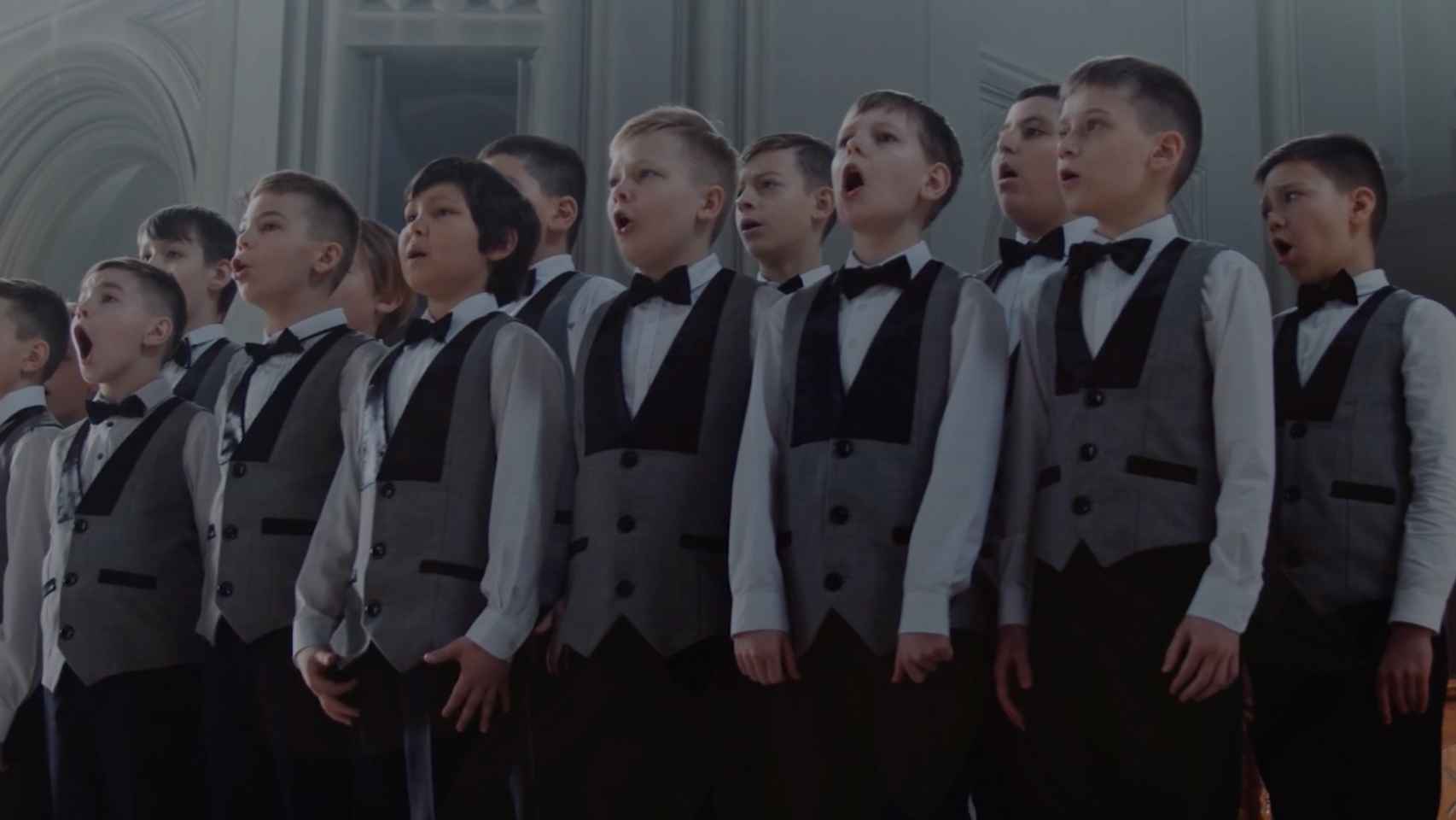 Niños cantando villancicos