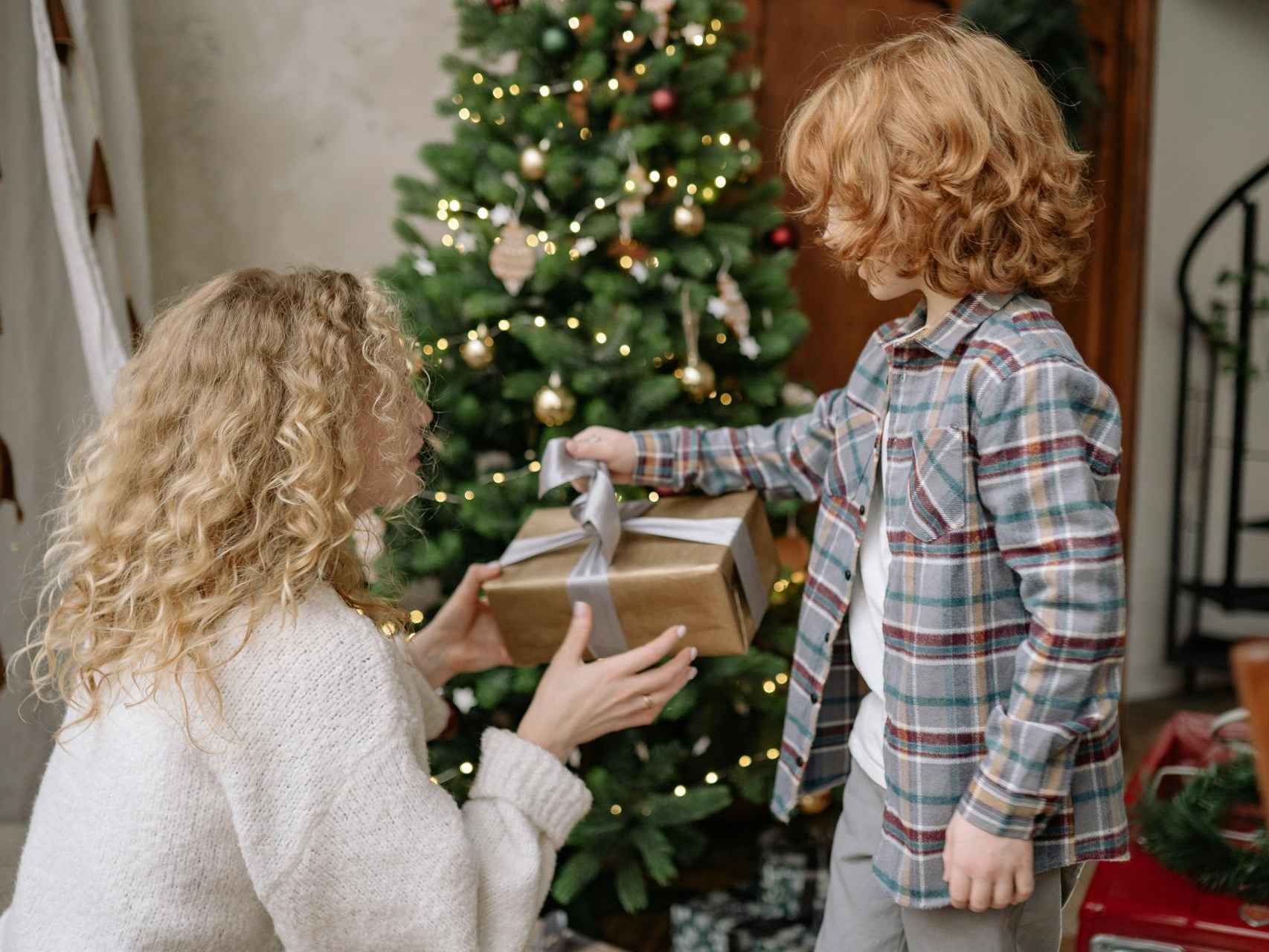 Madre e hijo con el árbol de Navidad