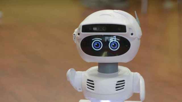 Un robot ARI, la última propuesta del Govern para combatir la soledad no deseada de los mayores