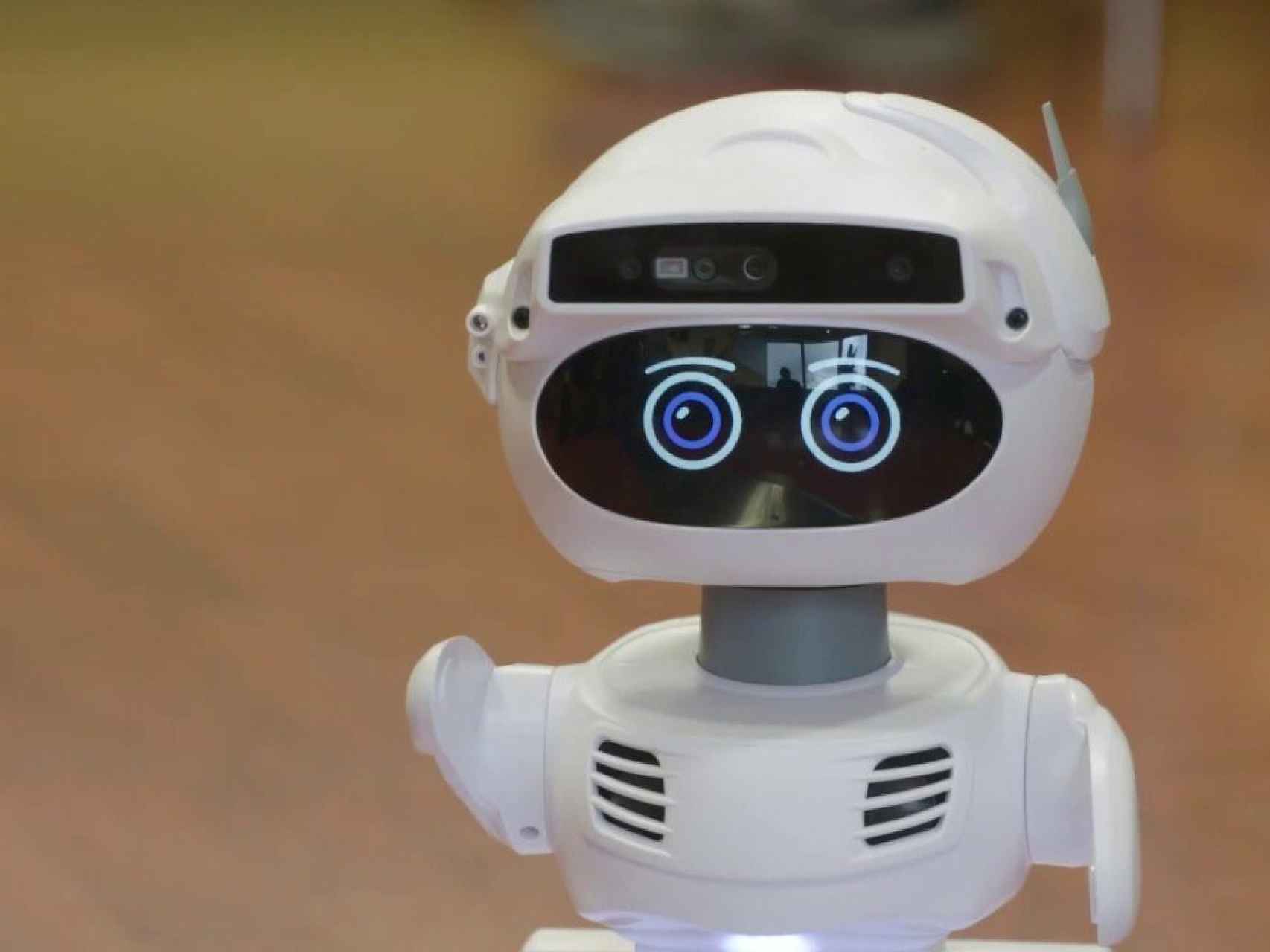 Un nuevo robot inteligente ayudará a mitigar la soledad de las personas  mayores en casa