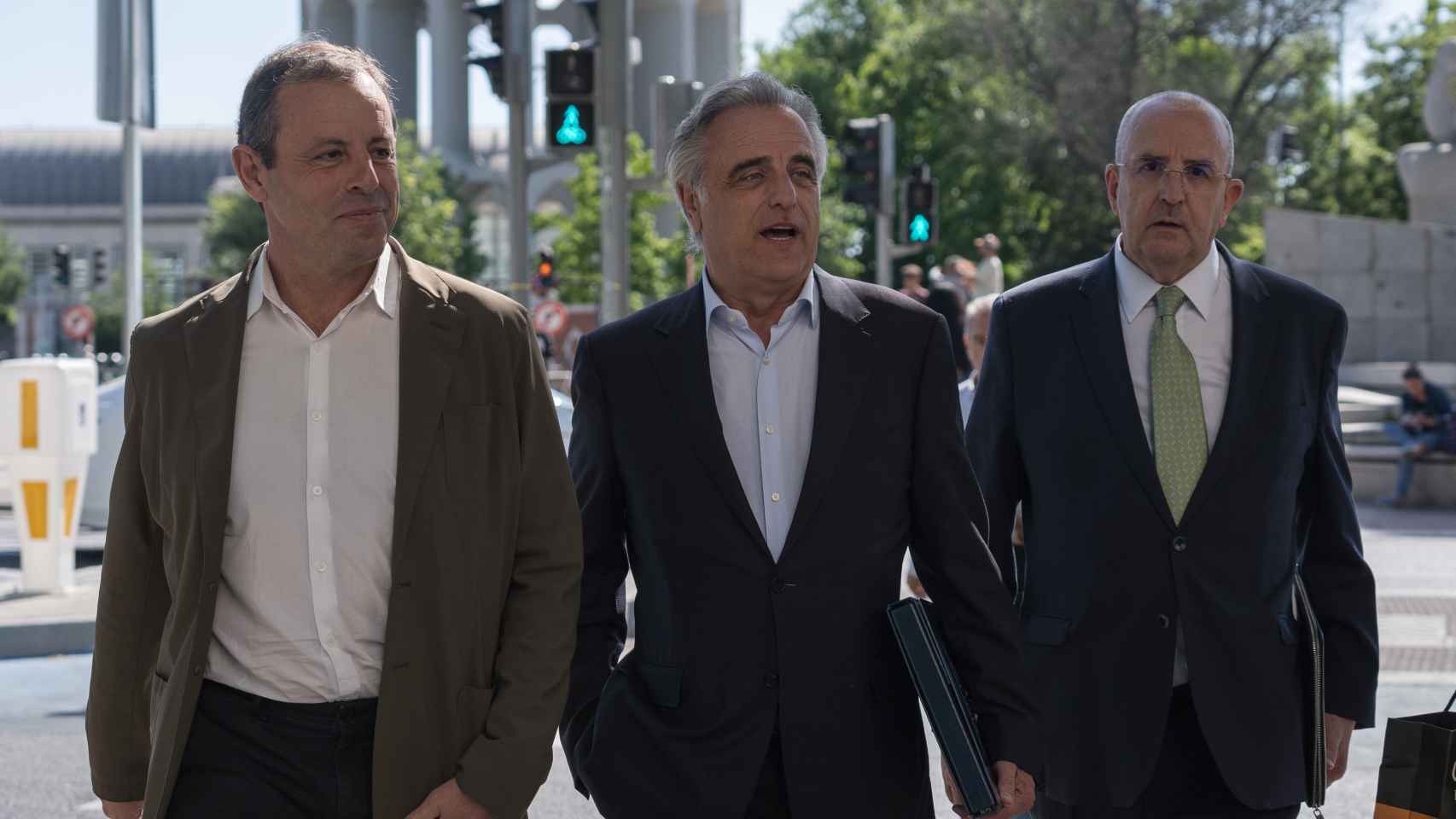 El expresidente del FC Barcelona Sandro Rosell (i) y su abogado, Pau Molins (c), a su llegada a los juzgados de Plaza de Castilla