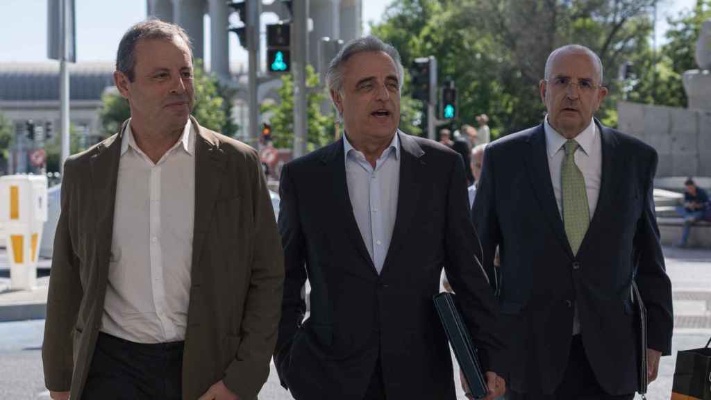 El expresidente del FC Barcelona Sandro Rosell (i) y su abogado, Pau Molins (c), a su llegada a los juzgados de Plaza de Castilla