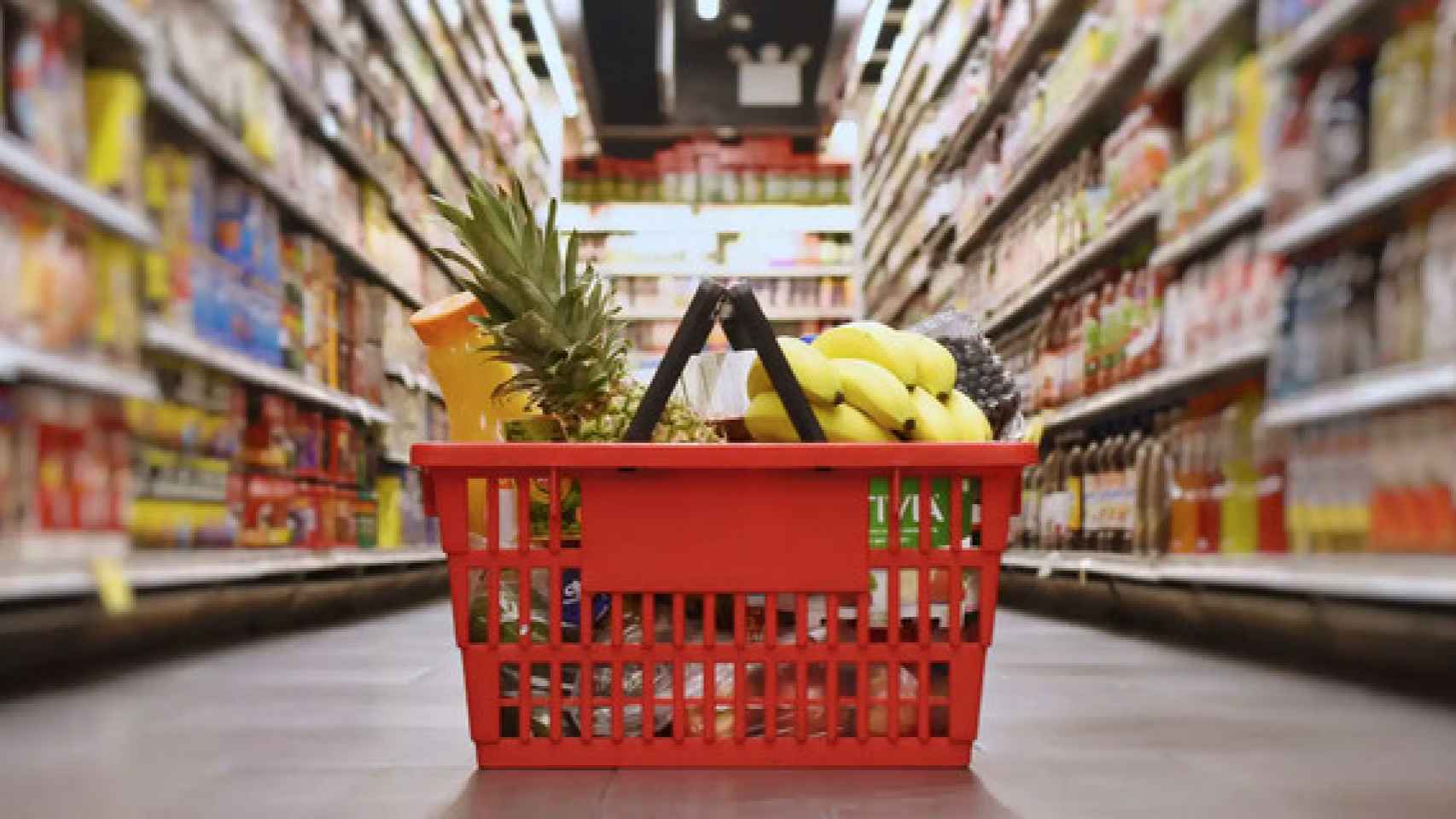 Una cesta de la compra completa en un supermercado