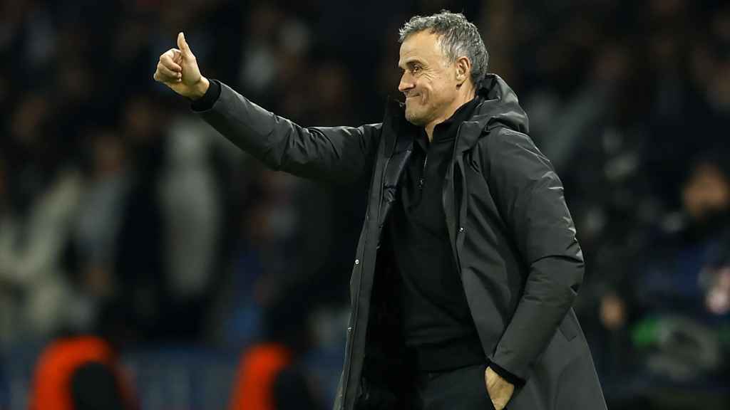 Luis Enrique, levantando el pulgar durante el PSG-Newcastle