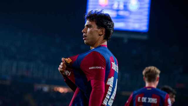 Joao Félix sujeta el escudo del Barça tras anotar un gol contra el Oporto