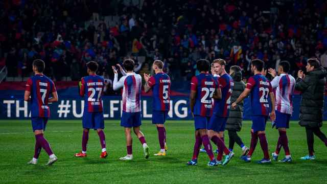 Los futbolistas del Barça aplauden a la afición presente en Montjuïc