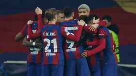 Los jugadores del Barça hacen piña tras marcar el gol de la victoria ante el Oporto