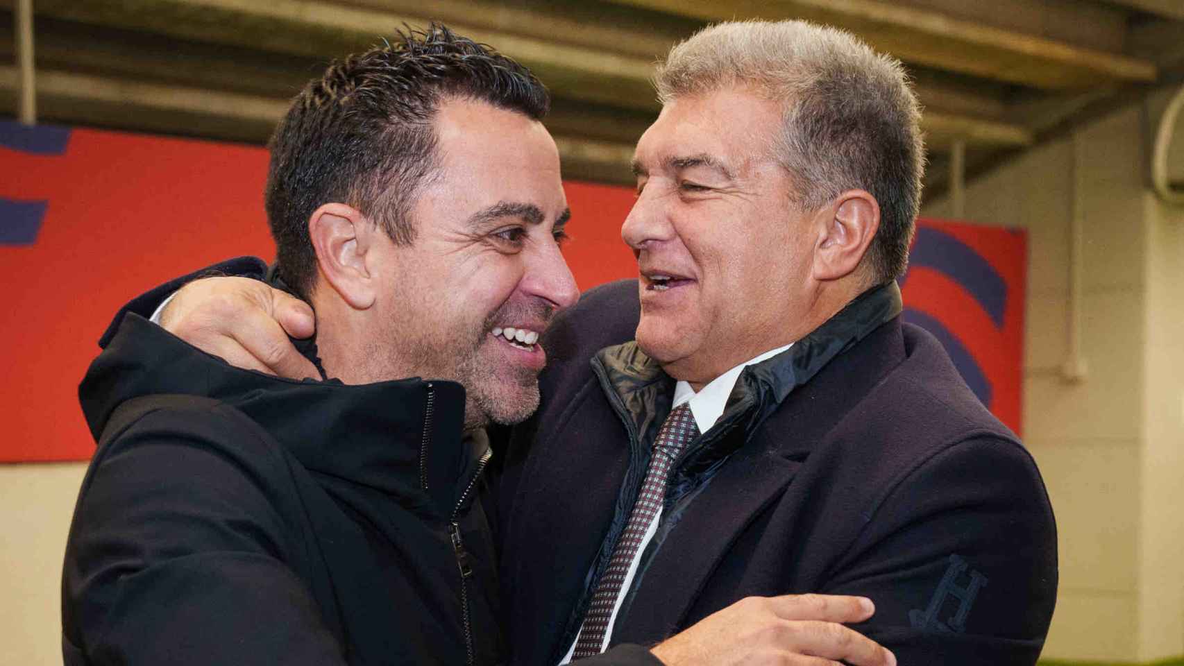 El abrazo de Joan Laporta y Xavi Hernández tras vencer al Oporto en el Estadi Olímpic