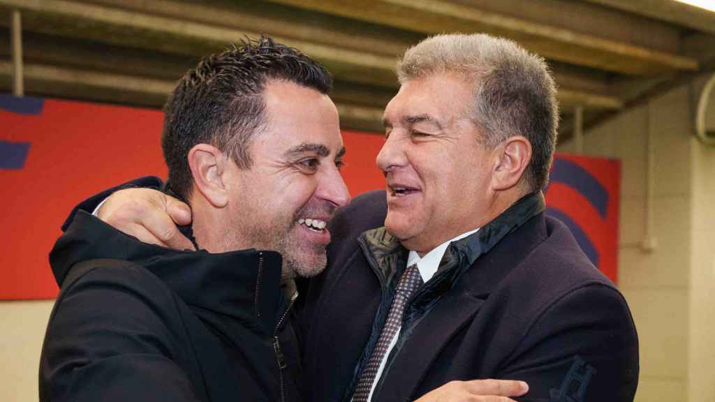 El abrazo de Joan Laporta y Xavi Hernández tras vencer al Oporto en el Estadi Olímpic