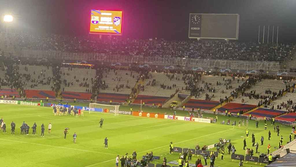 Los aficionados del Oporto en Montjuïc, mientras se vaciaba el estadio