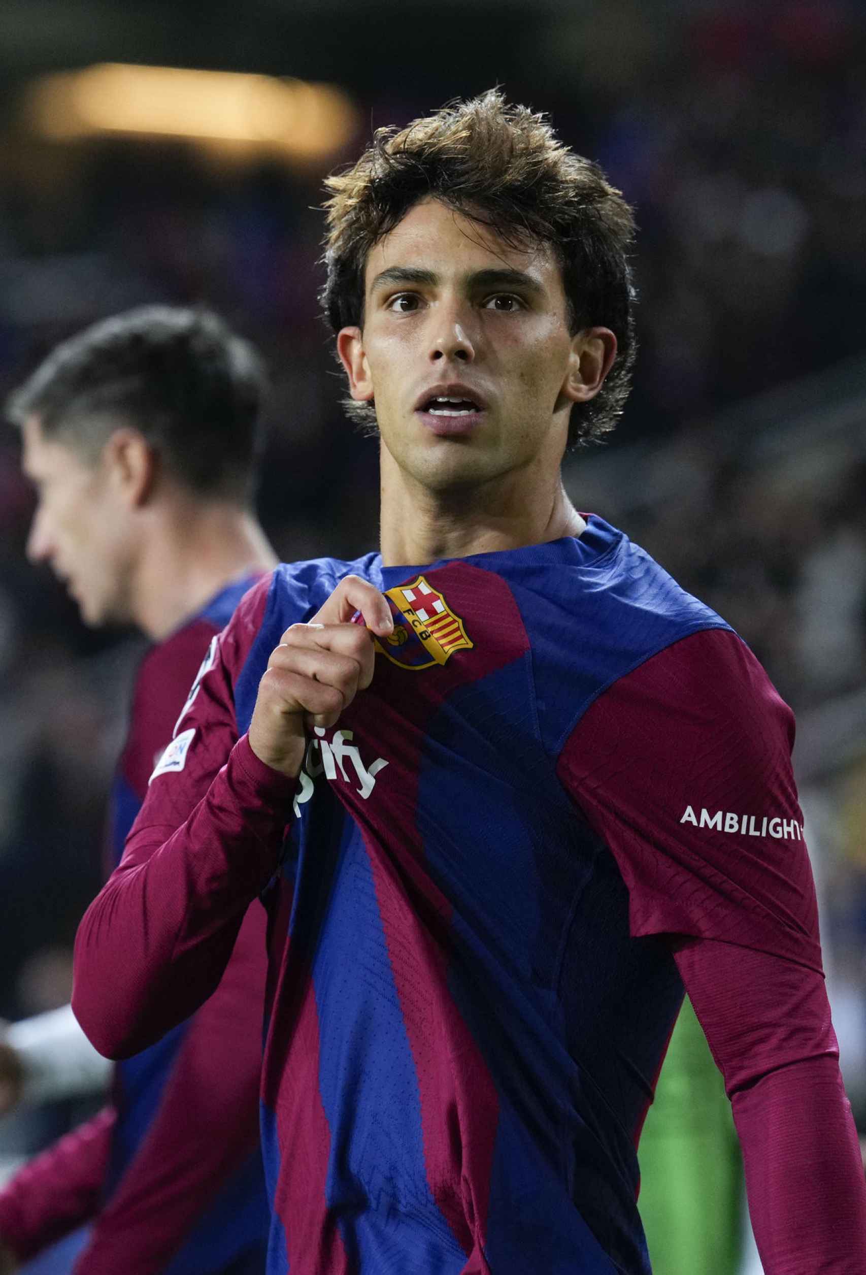 Joao Félix muestra el escudo del Barça antes de jugar contra el Atlético