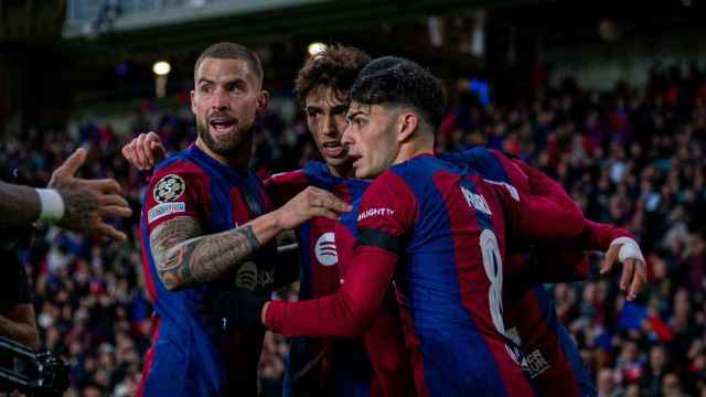 Los jugadores del Barça se abrazan tras marcarle el gol de la victoria al Oporto