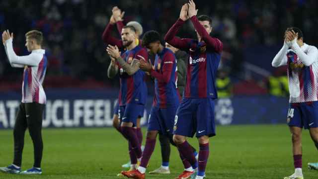 El FC Barcelona, aplaudiendo a los aficionados en Montjuïc