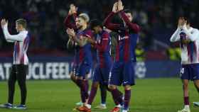 El FC Barcelona, aplaudiendo a los aficionados en Montjuïc