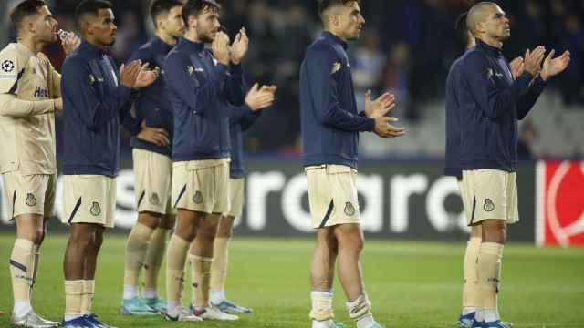 Los jugadores del Oporto aplauden a su afición en Montjuïc