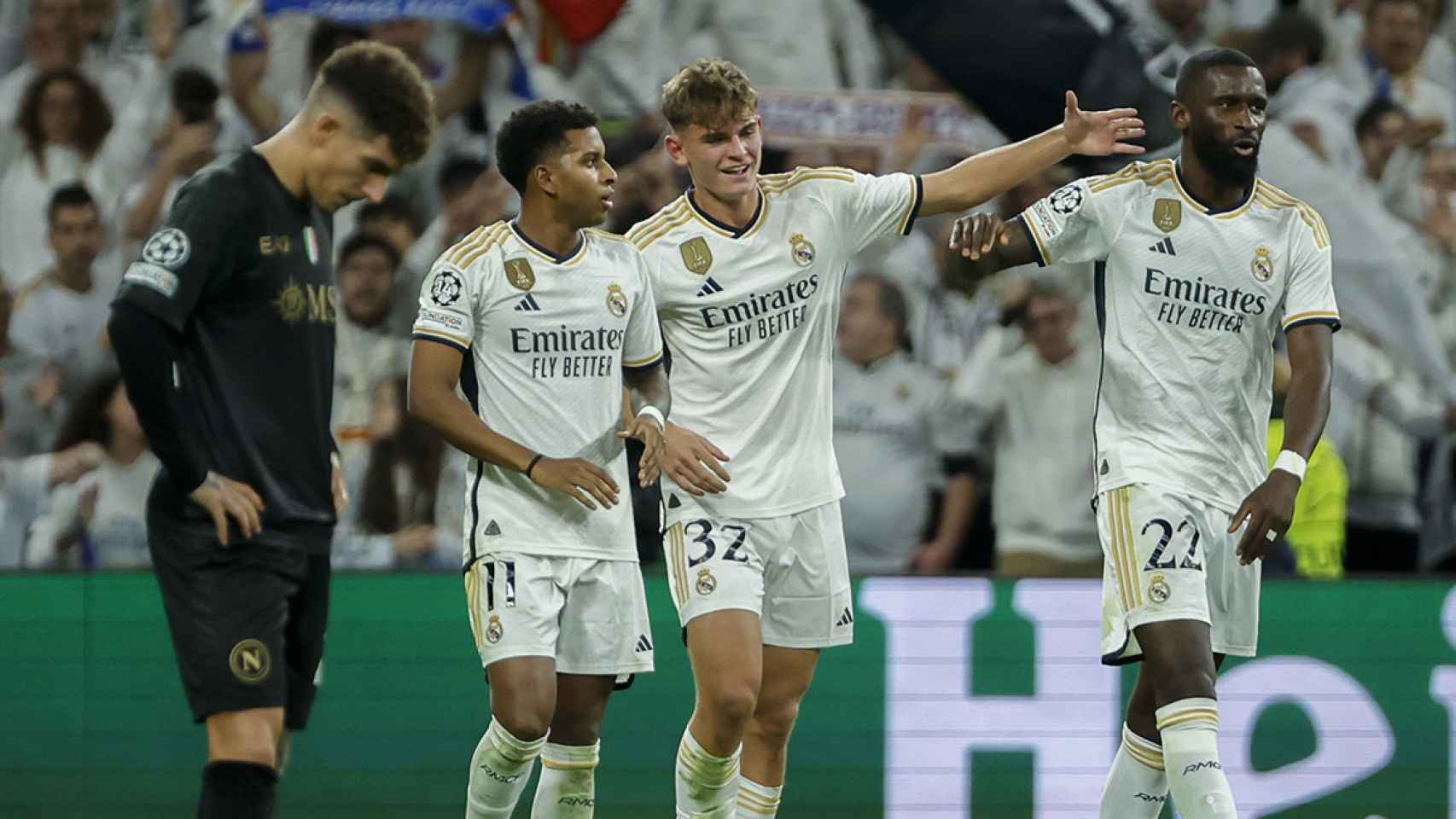 Rodrygo y Rudiger felicitan a Nico Paz por el gol del triunfo del Real Madrid contra el Nápoles