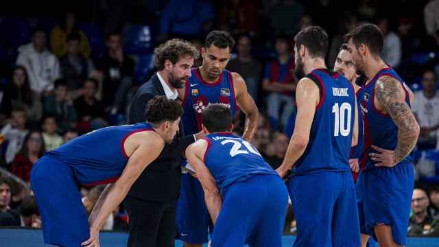 Roger Grimau da indicaciones a los jugadores del Barça de basket en el Palau
