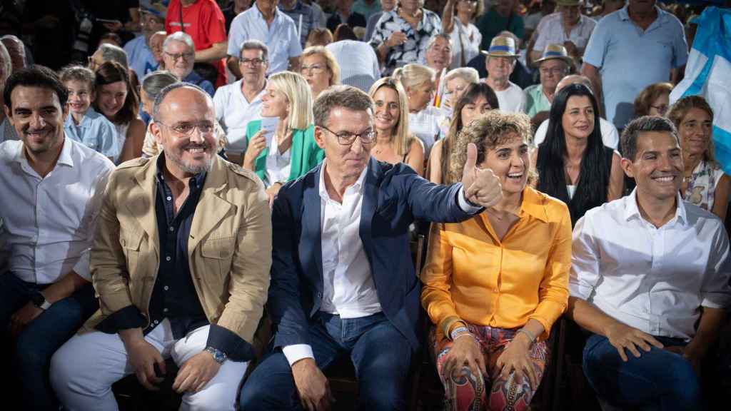 El líder del PP, Alberto Núñez Feijóo, junto al presidente del PPC, Alejandro Fernández, y el alcalde de Castelldefels, Manu Reyes, en un mitin de campaña.