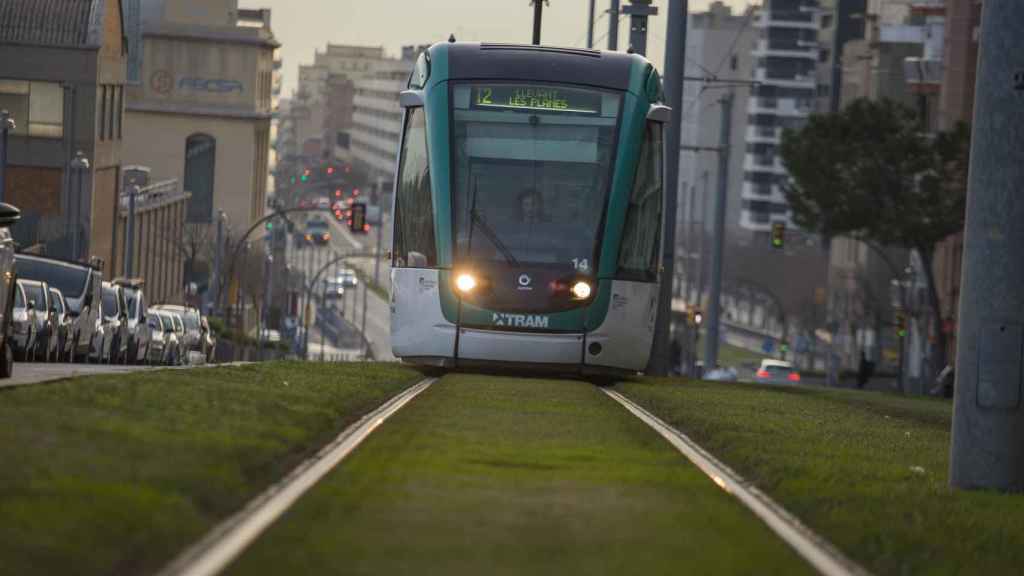 Imagen del tranvía Trambaix de Barcelona