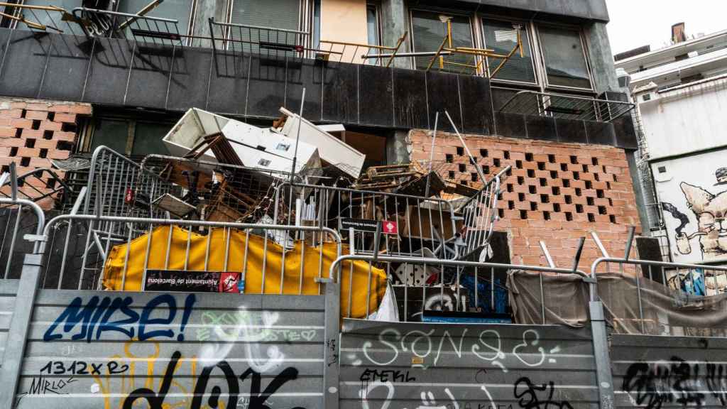 La entrada de El Kubo, una de las casas okupadas en la Bonanova, cuyo desalojo está previsto durante la madrugada del jueves