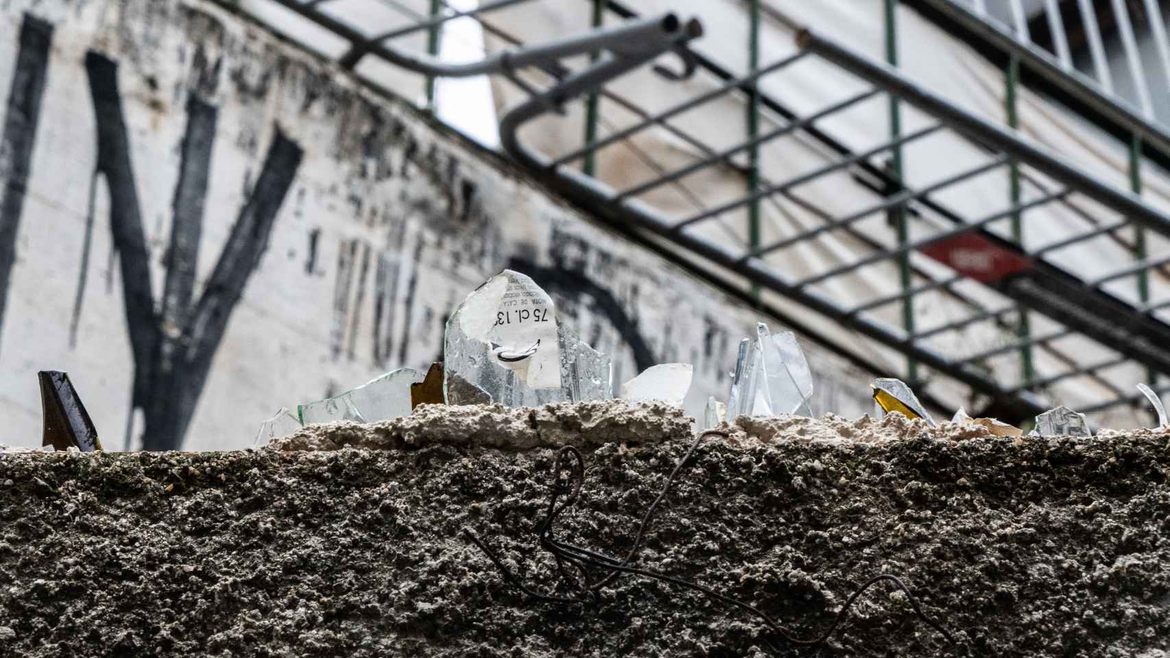 Trozos de vidrio sobre los muros de La Ruïna