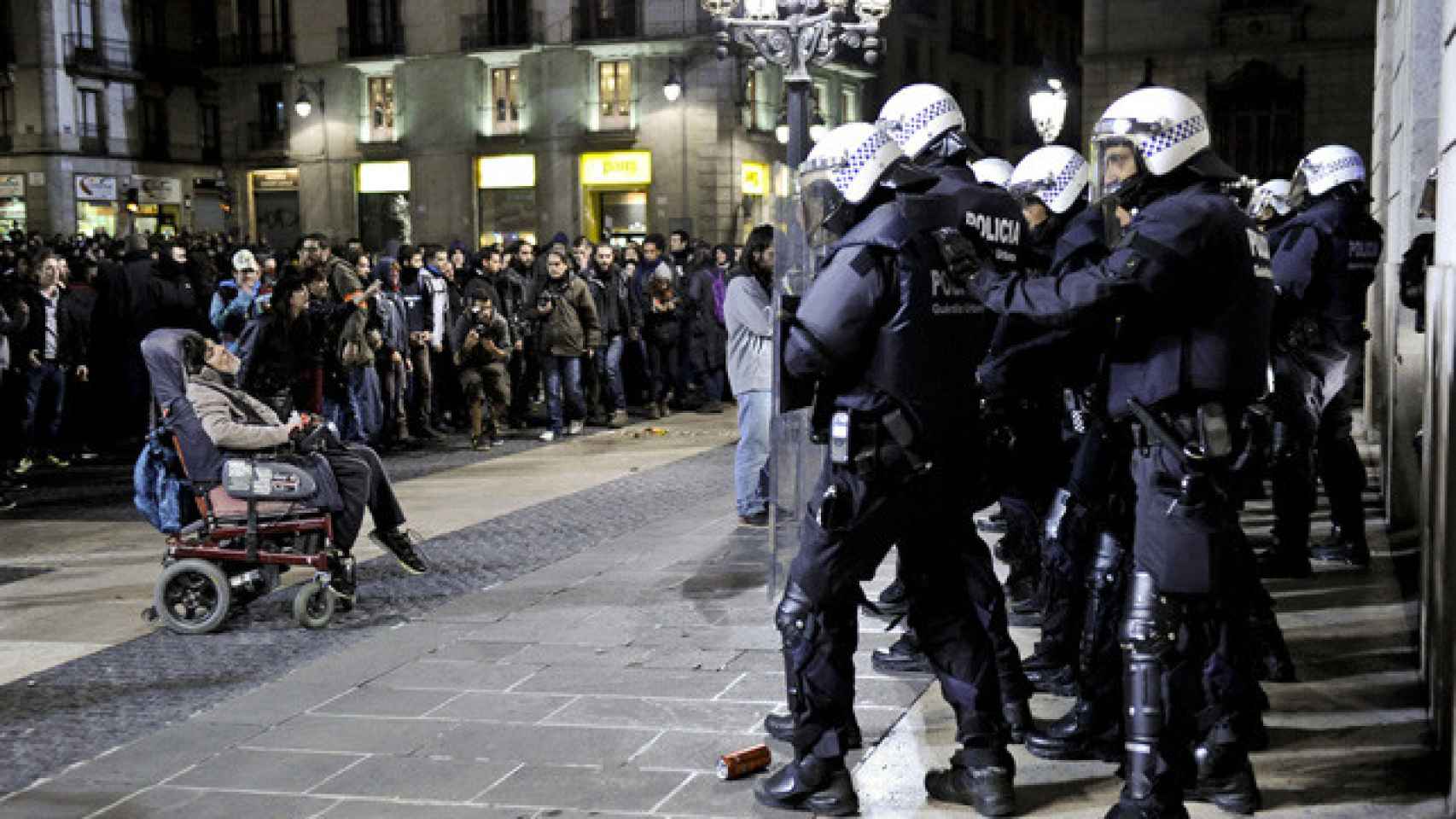 La URPE de Guardia Urbana, protegiendo la sede del Ayuntamiento de Barcelona