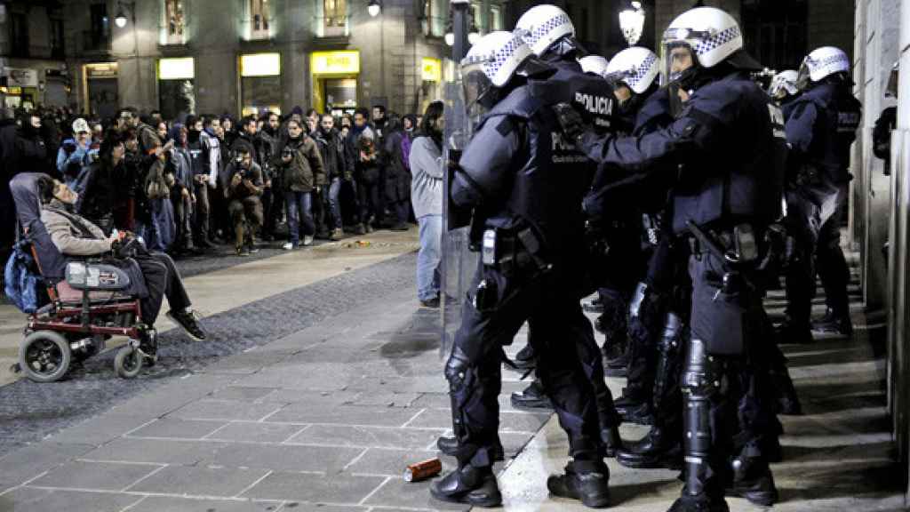 La URPE de Guardia Urbana, protegiendo la sede del Ayuntamiento de Barcelona