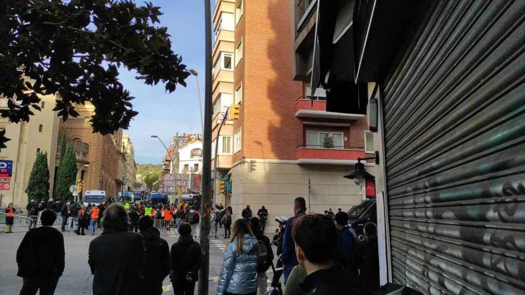 Un comercio cerrado en la plaza de La Bonanova durante el desalojo de las dos casas okupa