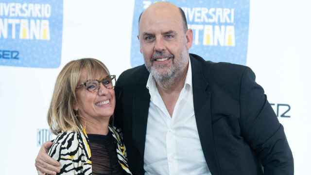 La periodista Gemma Nierga y el presentador de radio Jordi Basté durante la gala del 30 aniversario del programa 'La Ventana' de cadena SER, en el Teatro Victoria de Barcelona, a 22 de septiembre de 2023