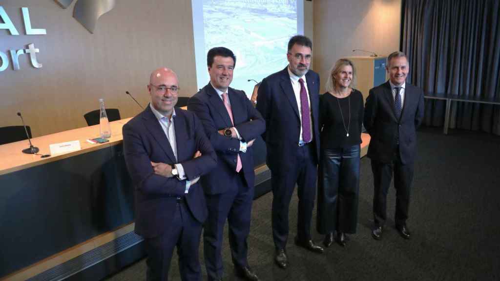 De izquierda a derecha: Luis Lázaro, director de Logística & Retail de Merlin Properties; Ismael Clemente, consejero delegado de la socimi; Lluís Salvadó, presidente del Puerto de Barcelona y de Cilsa; Miriam Alaminos, subdirectora general de Económico Financiero de Cilsa, y Jordi Guerrero, director general de Cilsa