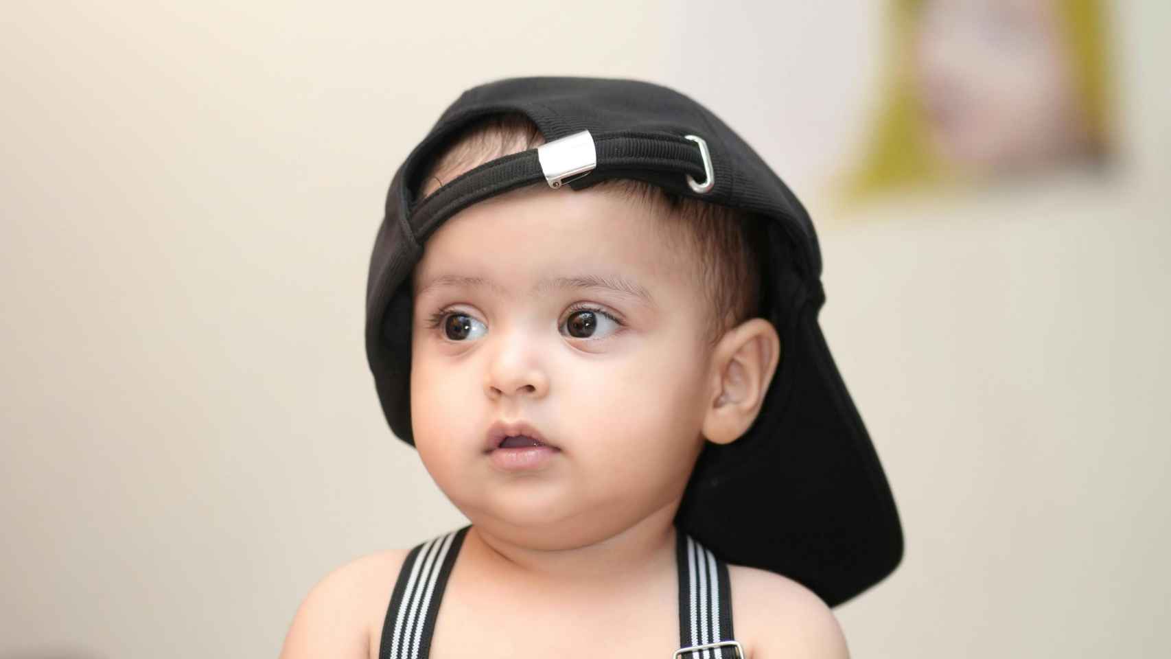 Un bebé con una gorra