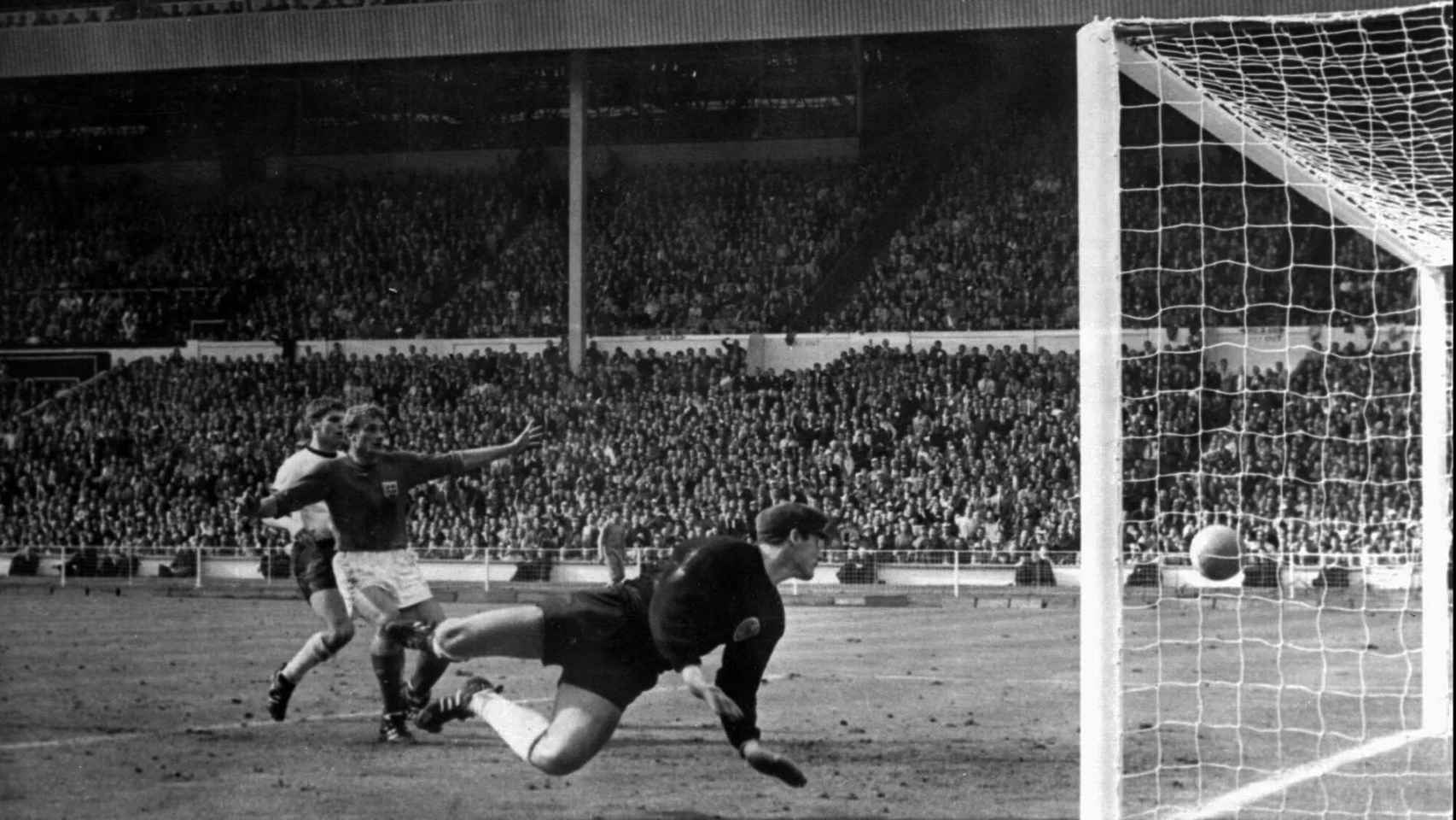 Gol fantasma de Hurst en la final de 1966 (1)