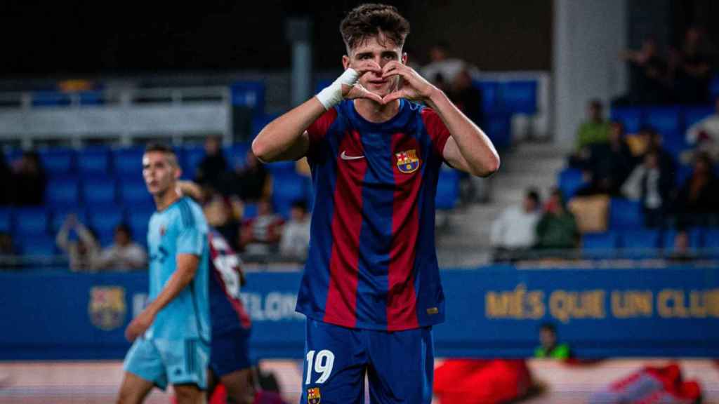 Pau  Víctor celebra su gol al Osasuna Promesas