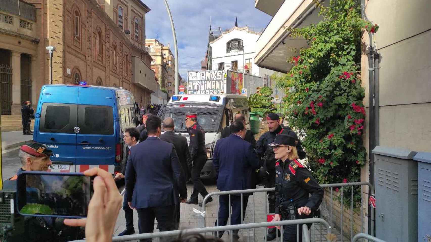 Llegada del 'conseller' de Interior, Joan Ignasi Elena, al dispositivo de desalojo en la Bonanova